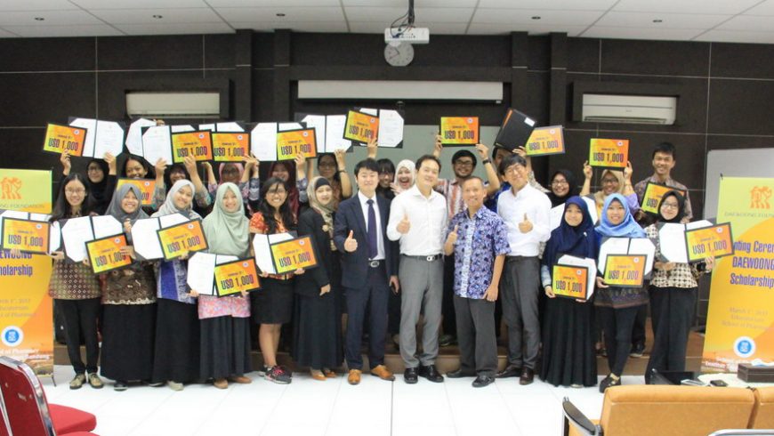 Pemberian Beasiswa Daewoong Pharmaceutical Indonesia kepada 20 Mahasiswa Sekolah Farmasi ITB